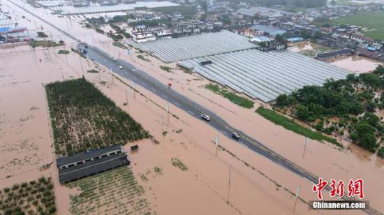 资料图：8月17日，四川彭山，航拍被洪水淹没的锦江镇民房和农田。受持续强降雨天气影响，四川成都、眉山、乐山等地遭遇洪涝灾害，道路、村庄和农田被淹。 中新社记者 刘忠俊 摄