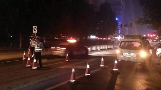 交警深夜查处酒驾