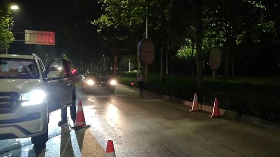 交警深夜查处酒驾