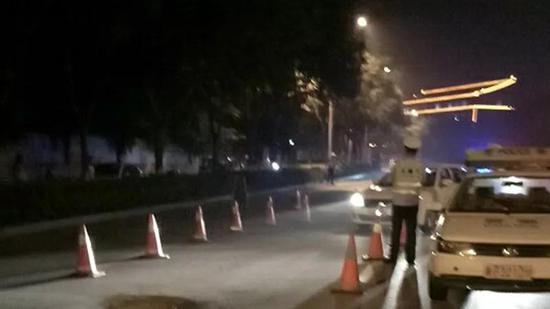 交警深夜查处酒驾