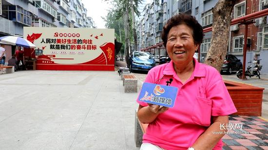 王艳萍老人在接受记者采访。长城新媒体记者 周亚彬 摄