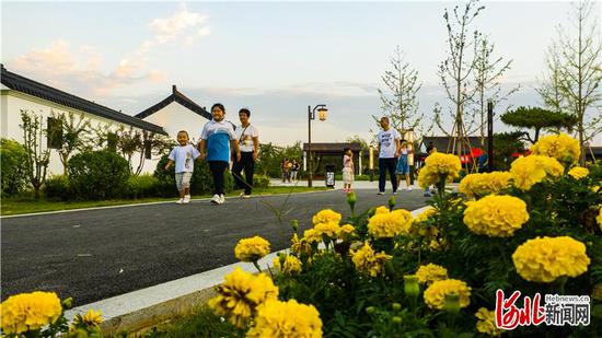 9月10日,居民在新建成的辛集市浣溪园公园内散步。 河北日报记者耿辉摄