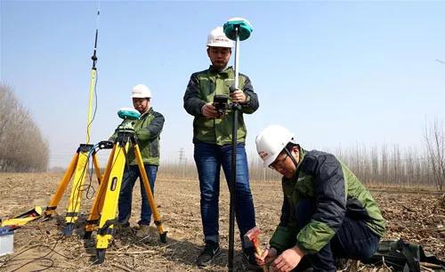 3月2日,在河北霸州,中铁上海工程局集团京雄城际铁路五标项目部工作人员进行坐标放样。新华社发