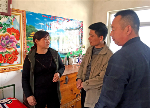 图说:驻村工作队入户走访贫困户 供图/河北省残联驻保定市涞源县土安村工作队