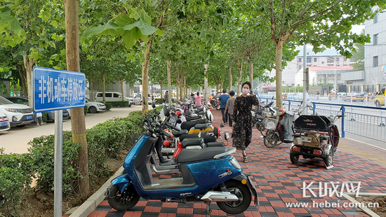 7月26日，河北省人民医院西门南侧重新规划的非机动车停放区已经投入使用。长城网记者 康义涵 摄