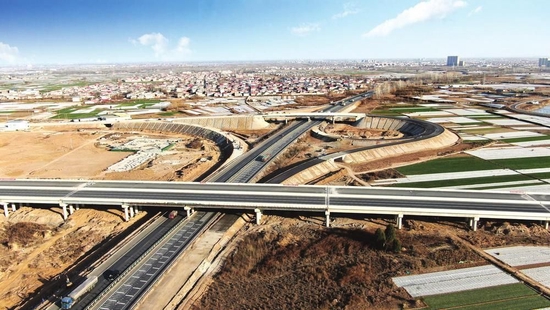 图为国道G107跨青兰高速互通主线桥。