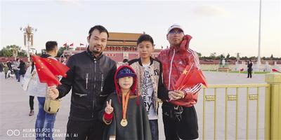 徒步三天一夜,他们的人生有了不一样的底色。(从左到右依次为王为、王韩安迪、檀佳骏、檀艳峥)
