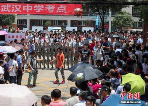 2017年6月7日,武汉市武汉中学考点,走出考点的考生和等待的家长汇合。