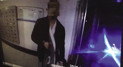 当时,赵某身穿睡衣满身酒气