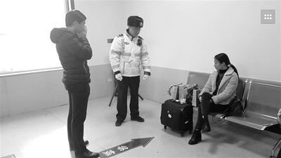 民警耐心劝导小情侣