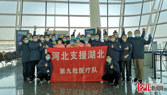 登机前,再让来张合影吧。(周蓉提供)