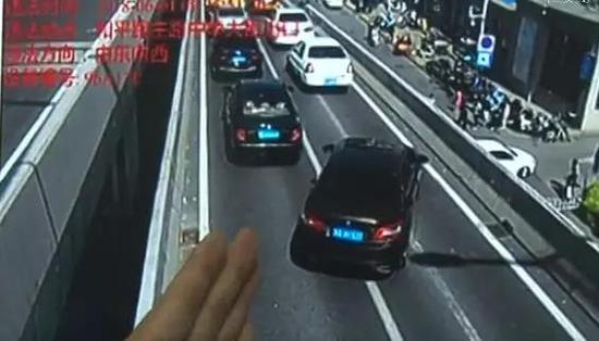 图:变更车道妨碍正常通行车辆被抓拍