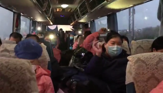 “我和我的祖国,一刻也不能分割……”大巴车上,武汉公交司机与河北医疗队队员们的歌声汇聚在一起。(孙帅帅提供)