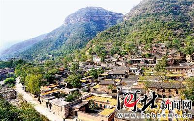 沙河?#26032;?#27700;池村三面环山,植被茂密。村中建筑别具特色,以四合院居多,且多院互通。村内明代石阁楼、清代古戏楼等,都保存完好,是历史文化底蕴深厚的传统村落。 省民协供图