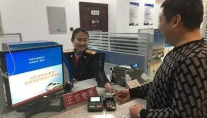 旅客在衡水北站购买车票。