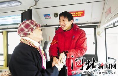 1月28日,王建立(右)的热情服务,让乘客李阿姨倍感温暖。记者史晟全摄
