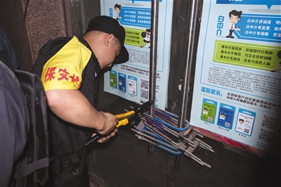 6月6日上午,涉案楼盘外,申请执行人雇用保安剪开十余把门锁。
