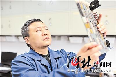 齐名在认真查找电路板故障。