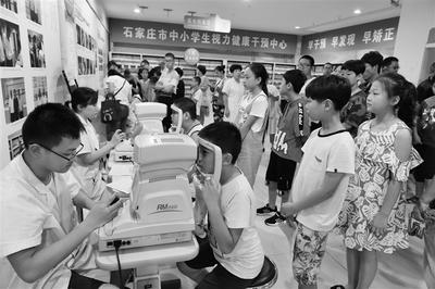 暑假期间省会共有13万中小学生接受视力检查监测