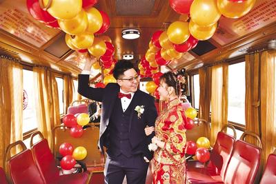 六辆“铛铛车”当婚车 这场婚礼既拉风又低碳