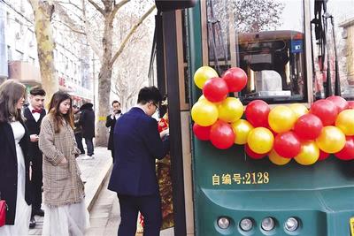 六辆“铛铛车”当婚车 这场婚礼既拉风又低碳