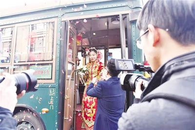 六辆“铛铛车”当婚车 这场婚礼既拉风又低碳