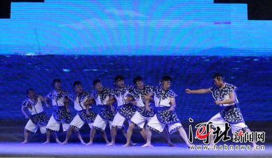 10月20日晚,庆祝改革开放40周年中国·昌黎民歌会举行。图为昌黎民歌《渔歌号子·拉网调》节目演出精彩瞬间。 记者孙也达 通讯员牛春富摄