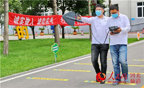 7月6日,秦皇岛无线电管理局工作人员在秦皇岛市第三中学考点进行无线电电磁环境监测。 河北省工信厅供图