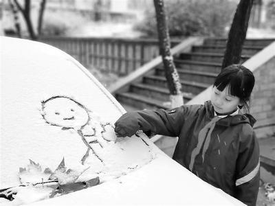 省会迎来今冬初雪,孩子们乐开了花。