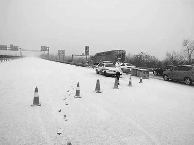 為確保行車安全，我省境內(nèi)部分高速公路實(shí)施了臨時交通管控，高速交警聯(lián)合交通部門，開啟除雪融冰作業(yè)，實(shí)施警車壓速帶道行動。