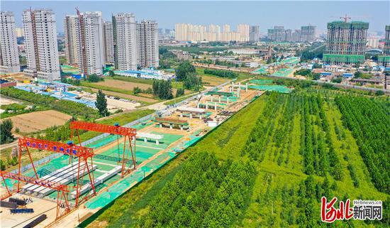 9月7日,无人机航拍的正在建设中的辛集市教育路上跨石德铁路立交桥。 河北日报记者耿辉摄