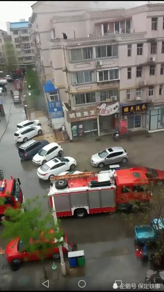 多辆消防车赶往现场,