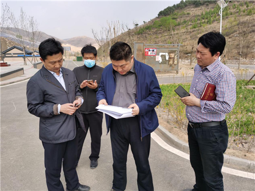 图说:驻村工作队现场研究解决问题 供图/中共河北省委组织部驻涞源县斜山村工作队