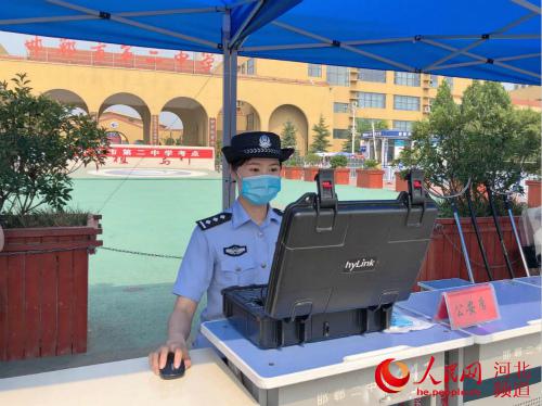 在邯郸市第二中学考点,户政民警为遇到身份问题的学生提供应急服务。 河北省公安厅供图