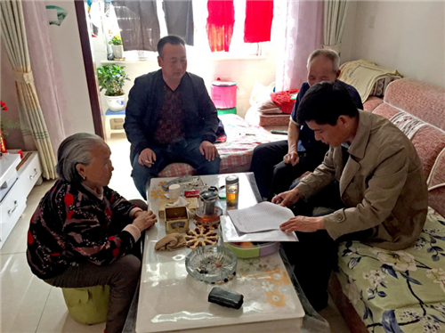 图说:驻村工作队入户走访贫困户 供图/河北省残联驻保定市涞源县土安村工作队