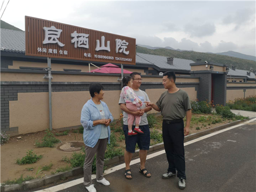 图说:驻村工作队了解农家乐情况 供图/中共河北省委组织部驻涞源县斜山村工作队