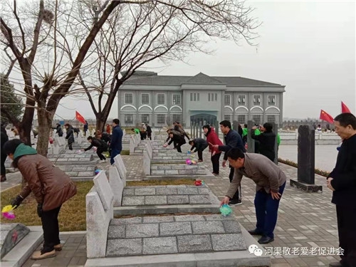 群众自发祭扫烈士墓