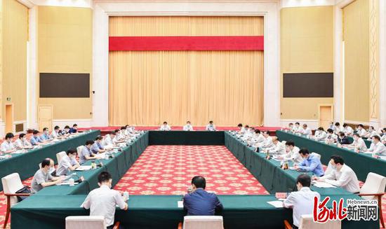 7月20日至25日,国务院扶贫开发领导小组督查组来我省开展2020年脱贫攻坚督查。25日上午,督查组在石家庄召开督查反馈会。这是会议现场。 河北日报记者赵威摄