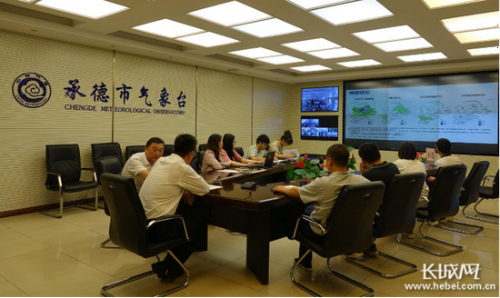 承德市气象台与省气象台进行每日会商。长城网记者 周文颖 摄