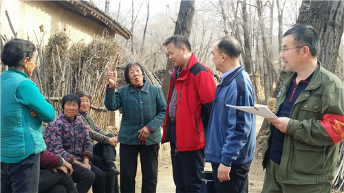 驻村工作队了解村民村情 供图/河北省教育厅驻保定市涞源县南马庄村工作队