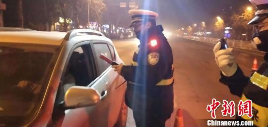 图为河北警方路面执勤。 保定警方供图 摄