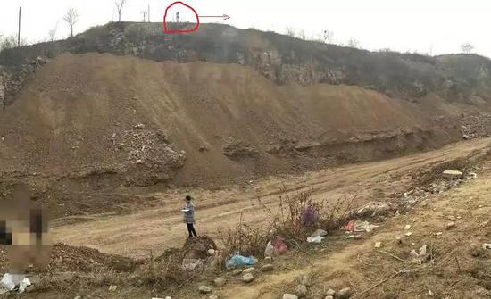 图5 倾倒、掩埋垃圾的河道距大红脑村民饮用水机井不足100米