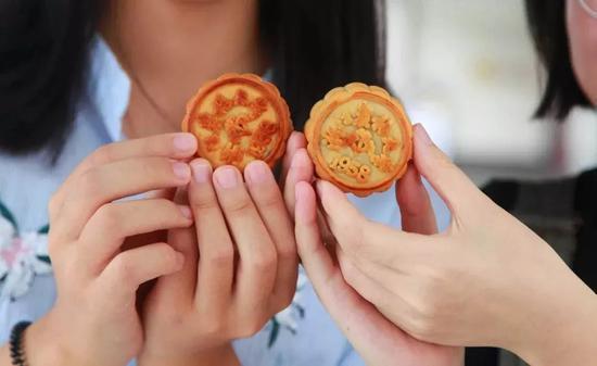 △浙江农林大学“校徽”版月饼。据介绍,该校推出的校徽月饼,有豆沙、哈密瓜等各种口味供师生选择,让师生在品尝月饼的同时,也能感受学校的精神文化底蕴。