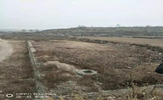 图2 大部分垃圾转运至河道上游约1.5公里处河道一侧简易填埋