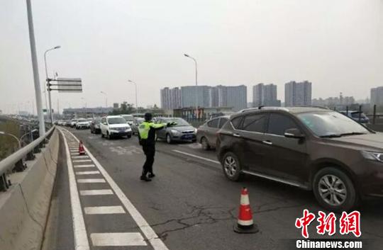图为河北警方在路面执法。警方供图
