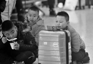候车的小乘客。
