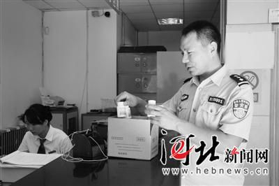 2011年王保清邮寄药品时被同事拍下的照片