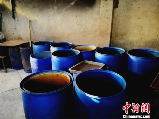 多个泔水桶堆放在一起,气味格外刺鼻。 李晓伟摄