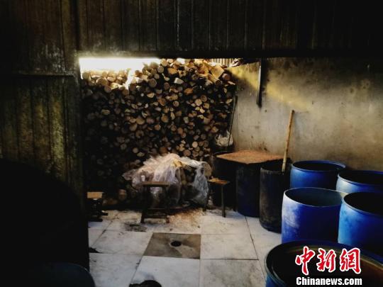 用作燃料的木材堆积在一起。 李晓伟摄