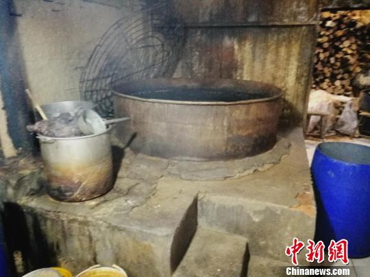 黑作坊里用于煮制假驴肉的大锅。 李晓伟摄